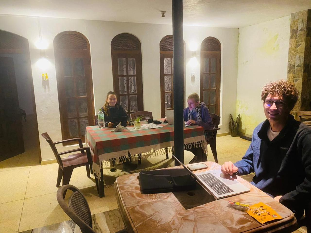 Farah Guest Inn Хапутале Екстериор снимка